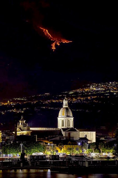 La lava che scende dall’Etna 
sembra una fenice che vola nel cielo.
