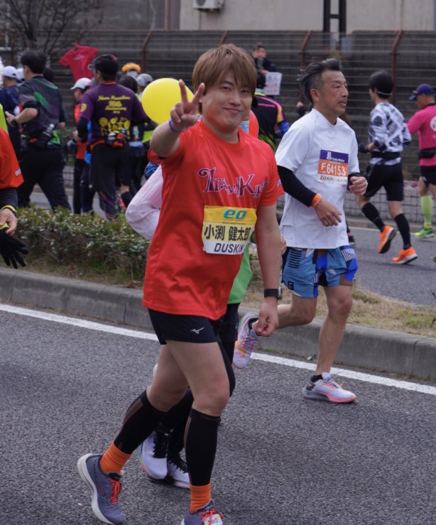 20km過ぎ、応援に気付いてくれた小渕くんにピースサイン頂きました