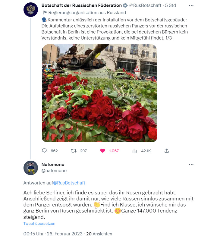 Die Kriegspropagandisten scheuen keine Kosten/Mühen, haben wertvolle 🇺🇦Logistik dafür missbraucht, einen abgeschossenen, angeblich🇷🇺Panzer vor die🇷🇺Botschaft in Berlin zu schleppen. Die Aktion endet im Desaster für sie, Demonstranten verwandeln ihn zum Friedensmahnmal, NAFO tobt.