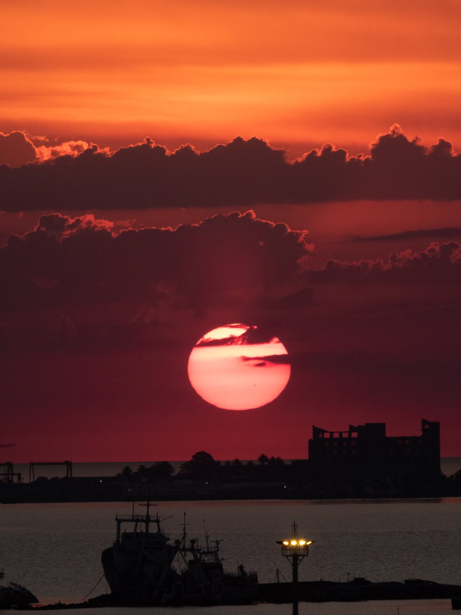 camaramemory's tweet photo. El sol se despide en el puerto de Montevideo, dejando un espectáculo de colores en el cielo. El mar y el cielo se funden en un abrazo eterno, mientras la ciudad se sumerge en la magia del atardecer.  #Atardecer #Montevideo #picoftheday #photooftheday https://t.co/VA3Lw1a6Wr