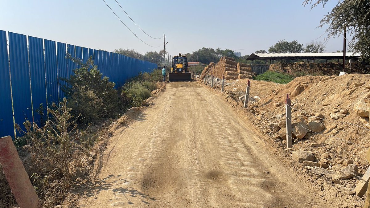 TellapurN's tweet photo. @KTRBRS @BRSHarish @GMRMLAPTC  @arvindkumar_ias  @Collector_SRD @mctellapur Your August leadership has transformed the roads and infrastructure of HYD to international acclaim &amp; national pride. However,the Tellapur-Osmannagar road was not the fortunate beneficiary of your vision https://t.co/kxtq7DnzUq