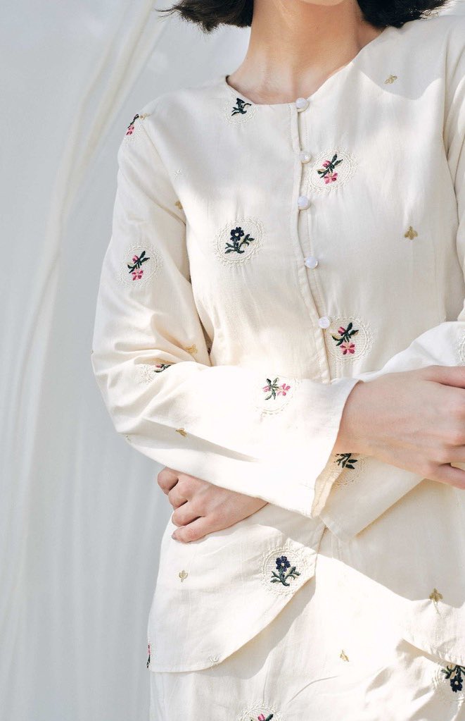 shopwithdiyan's tweet photo. Modern kebaya with embroidered flower detailing. Cute🥹🤍 https://t.co/nIeMzAMJNa