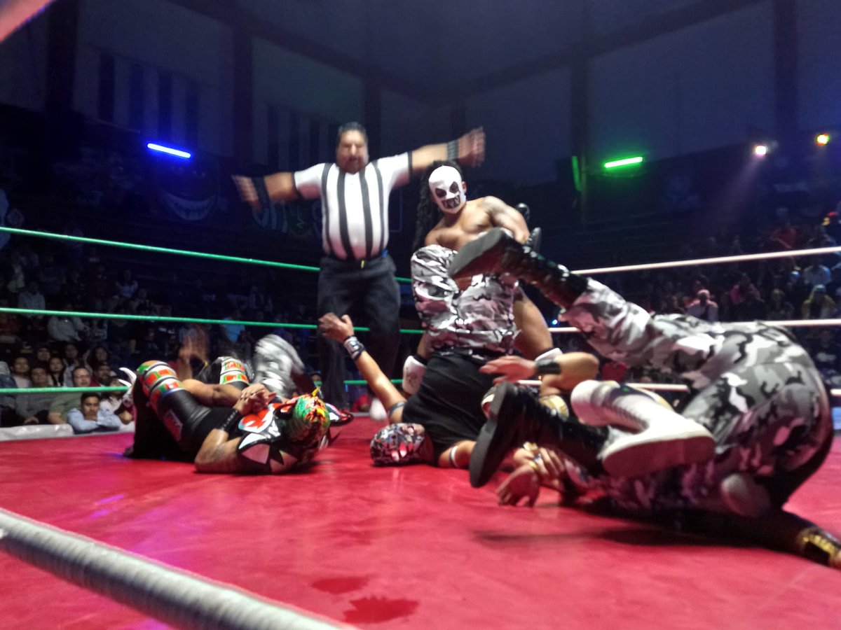 LaTijeraLucha's tweet image. Arrancan las acciones con triunfo del trío #Hysteriosis, #VuduMax y #Legado,de forma precisa sobre los rudos que hacen su presentación #RinoBlack, #UltimoSoldado y #SoldadoJr, gran trabajo de los 6 elementos que dejan caliente la lona de #ArenaNeza en un sábado de #LocosXLaLucha.
