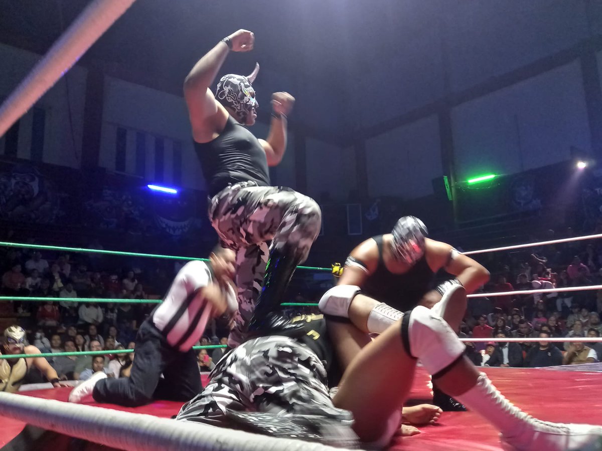LaTijeraLucha's tweet image. Arrancan las acciones con triunfo del trío #Hysteriosis, #VuduMax y #Legado,de forma precisa sobre los rudos que hacen su presentación #RinoBlack, #UltimoSoldado y #SoldadoJr, gran trabajo de los 6 elementos que dejan caliente la lona de #ArenaNeza en un sábado de #LocosXLaLucha.