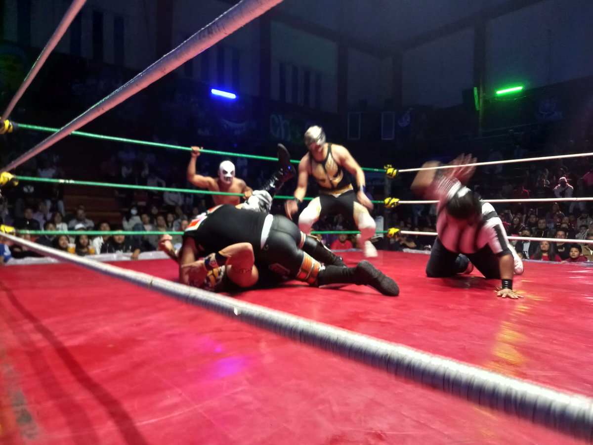LaTijeraLucha's tweet image. Arrancan las acciones con triunfo del trío #Hysteriosis, #VuduMax y #Legado,de forma precisa sobre los rudos que hacen su presentación #RinoBlack, #UltimoSoldado y #SoldadoJr, gran trabajo de los 6 elementos que dejan caliente la lona de #ArenaNeza en un sábado de #LocosXLaLucha.