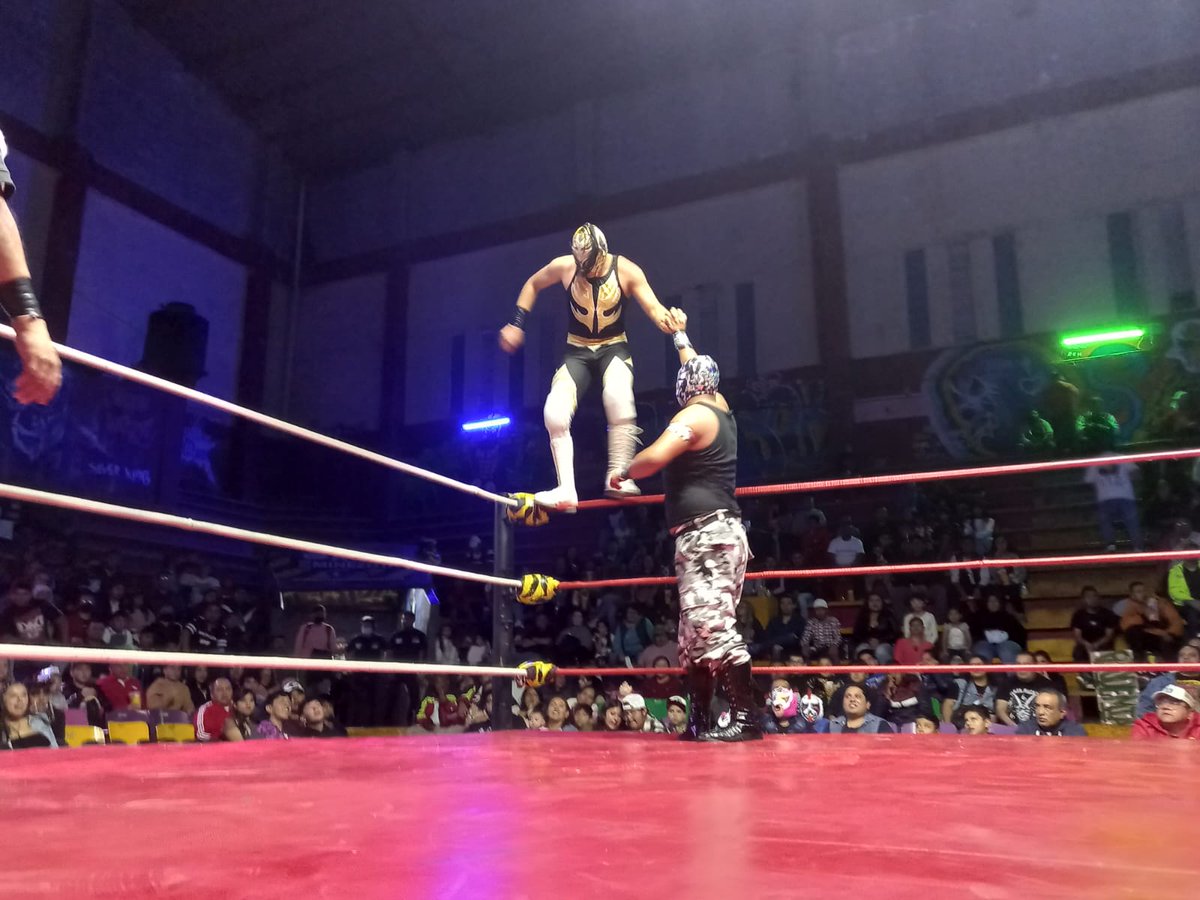 LaTijeraLucha's tweet image. Arrancan las acciones con triunfo del trío #Hysteriosis, #VuduMax y #Legado,de forma precisa sobre los rudos que hacen su presentación #RinoBlack, #UltimoSoldado y #SoldadoJr, gran trabajo de los 6 elementos que dejan caliente la lona de #ArenaNeza en un sábado de #LocosXLaLucha.