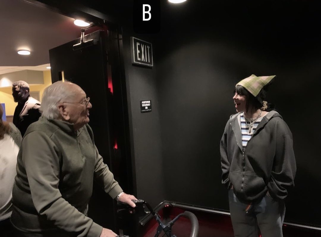 dataeilishmedia's tweet photo. 📸 | Más de Billie Eilish fotografiada con Charming Charlie en el estreno de la película #BillieAtTheO2 el mes pasado. https://t.co/f45Eennpek