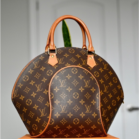 designerdivaC's tweet photo. So good I had to share! Check out all the items I'm loving on @Poshmarkapp #poshmark #fashion #style #shopmycloset #louisvuitton: https://t.co/elnfbQuHVv https://t.co/aClyWopH6f