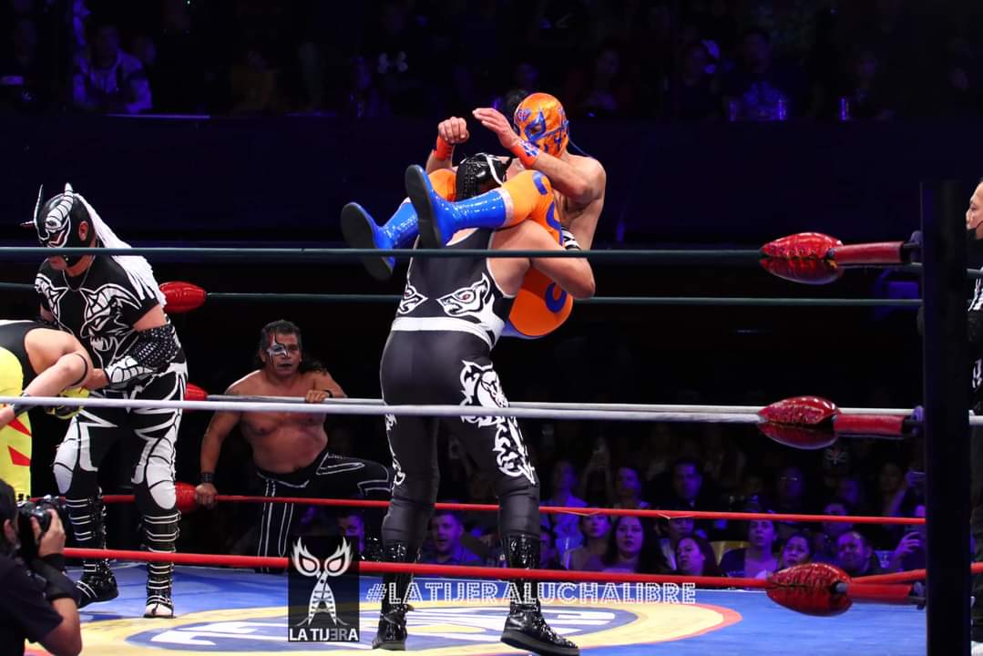 LaTijeraLucha's tweet photo. Luego de la sensible baja del #HijoDeOctagón por lesión, #PanteritaDelRingJr y #GuerreroMayaJr poco pudieron hacer a pesar de su ímpetu ante los temibles #Cancerberos quienes se llevan el triunfo, #Virus, #Cancerbero y #Luciferno en un diabólico triunfo en el #SábadoDeColiseo... https://t.co/a8dCG5eZ14