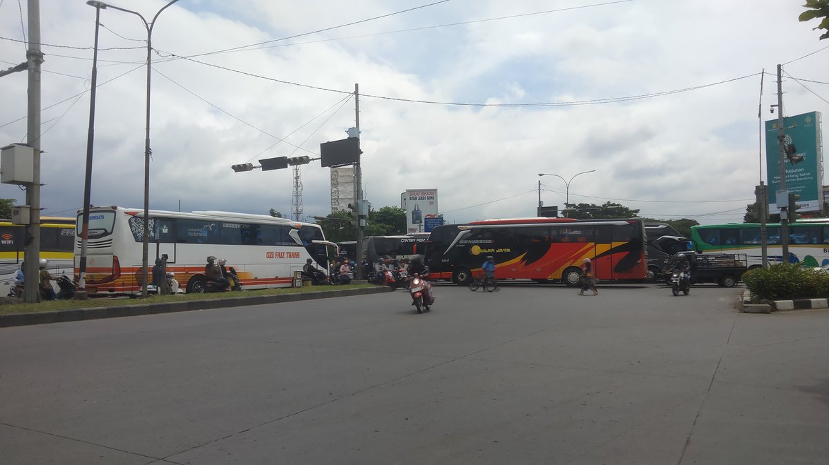 riyanprass's tweet photo. @PRFMnews kemacetan di perempatan gedebage, tidak ada petugas yang bertugas. Stuck ga bisa gerak, kendaraan maksa ke jalan gedebage arah masjid al jabar https://t.co/hKZqFI70De