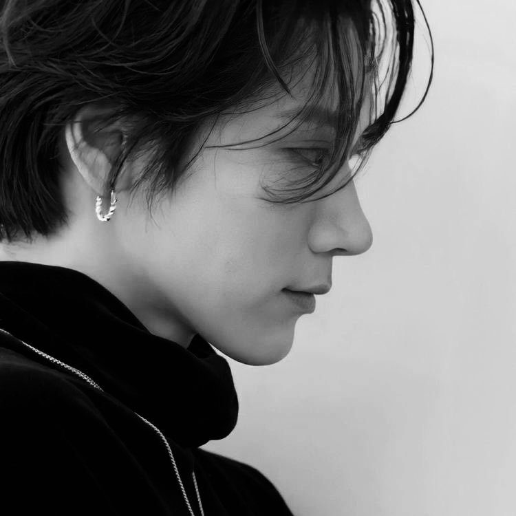 วิเวียน                                ฉันท์ทัต 
เกิดก่อน                             เกิดหลัง
introvert                           extrovert 
แมว                                     หมา
มีแฟน                                 โสด 
ชอบเมจจ0ห์นนี่                 ชอบเมจยูต: