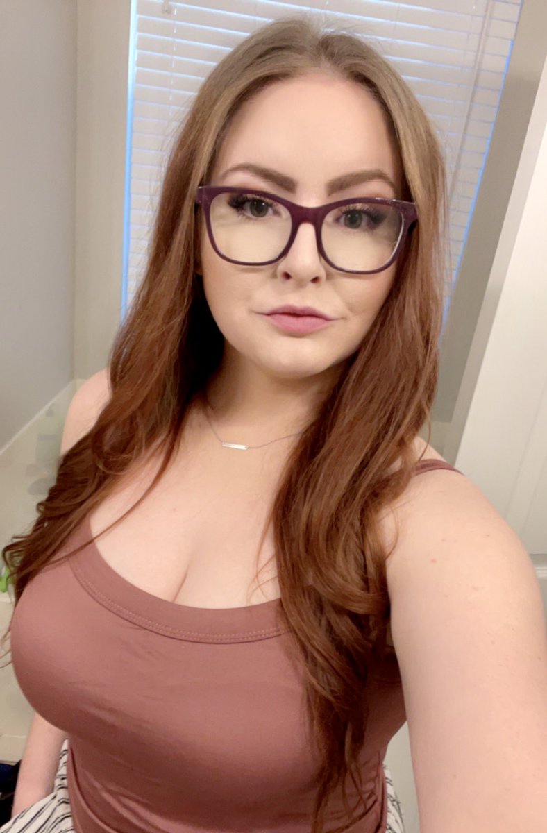 vPrincessNade's tweet photo. Happy Saturdayyyy 😜 https://t.co/yKdxmut7Ve