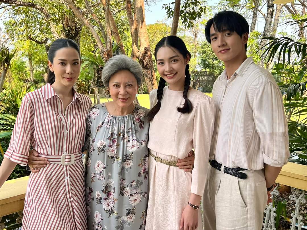 kongthappeakOFC's tweet photo. ภาพประวัติศาสตร์ควรแก่การจดจำ
อิชั้นถูกพระเอกดังแห่งวงการทีวีไทยรุมล้อม เต็มไปด้วยความรักความอบอุ่น สนุกสนานในการทำงาน ดวงใจเทวพรหม “ดุจอัปสร”

Cr. Fb Duangta Tungkamani

#kongthappeak #กองทัพพีค
#ดุจอัปสร #ดวงใจเทวพรหม https://t.co/IyWKq2uM3m