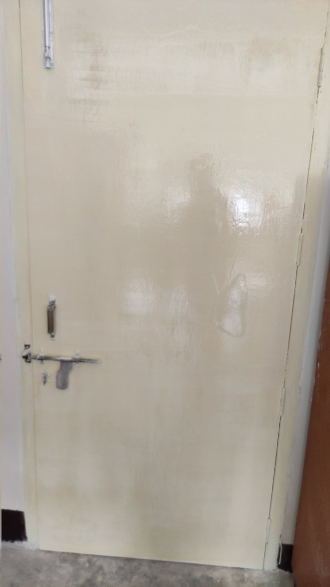 Invncible's tweet photo. @asianpaints Is this how you paint a door? https://t.co/p1qvSFkwFj