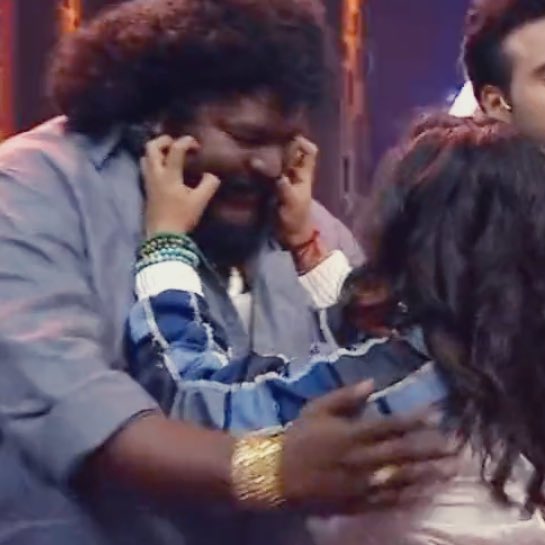 rasathirox's tweet photo. How adorable endearing she is! Everyone is scared of him but she sees him as a big bear. This is why I said everything looks beautiful through @sivaangi_k eyes. I see people and the bonds she has with them through her eyes and that’s why they are beautiful and endearing #sivaangi https://t.co/xSdj1J6INd
