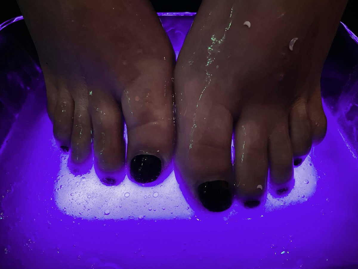 Smoketoe's tweet photo. It was so much fun getting wet and slippery! #smoketoe #slimeshow #footpics #prettyfeet https://t.co/7N6rqXBAae