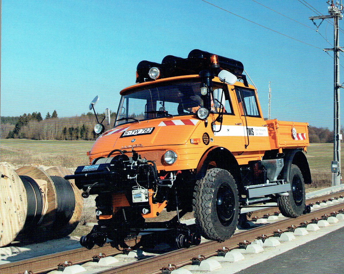 UnimogCommunity's tweet photo. Unimog 416 with double cab and rail guide by Zweiweg. Photographed by Günther Uhl for the 2023 Podszun weekly calendar.
#gaggenau #unimog #4x4 #daimler #ucg #unimogfan #unimogmuseum #unimogclubgaggenau #zweiwege #railroad #gleis #rail #subway #zwiehoff #rosenheim #ries #zagro https://t.co/R7lggZRKx0
