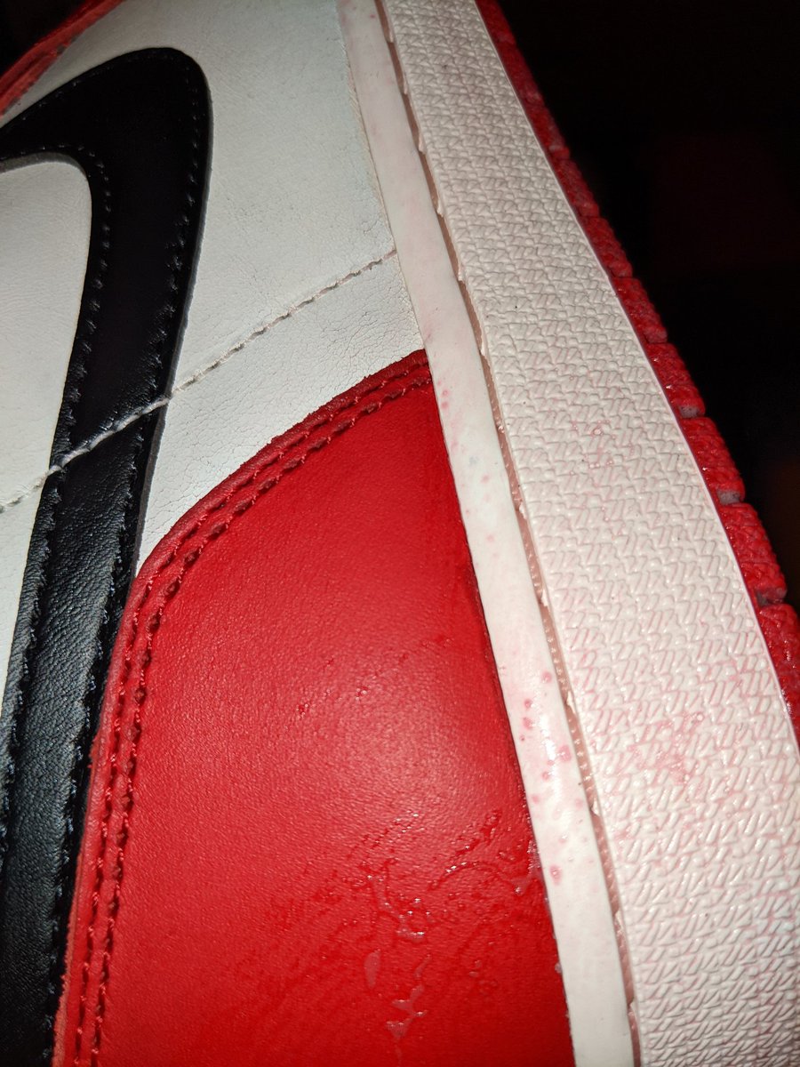 sftwofive's tweet photo. Cleaning my l&amp;f for the 1st time and it would appear paint is coming right off and stained the midsole white threading. This is just horrible @Nike. Using the same Angelus cleaner I've used a million times before. WOOF when did Nike/JB start making such low quality stuff? Awful https://t.co/hRcaCgrUy5