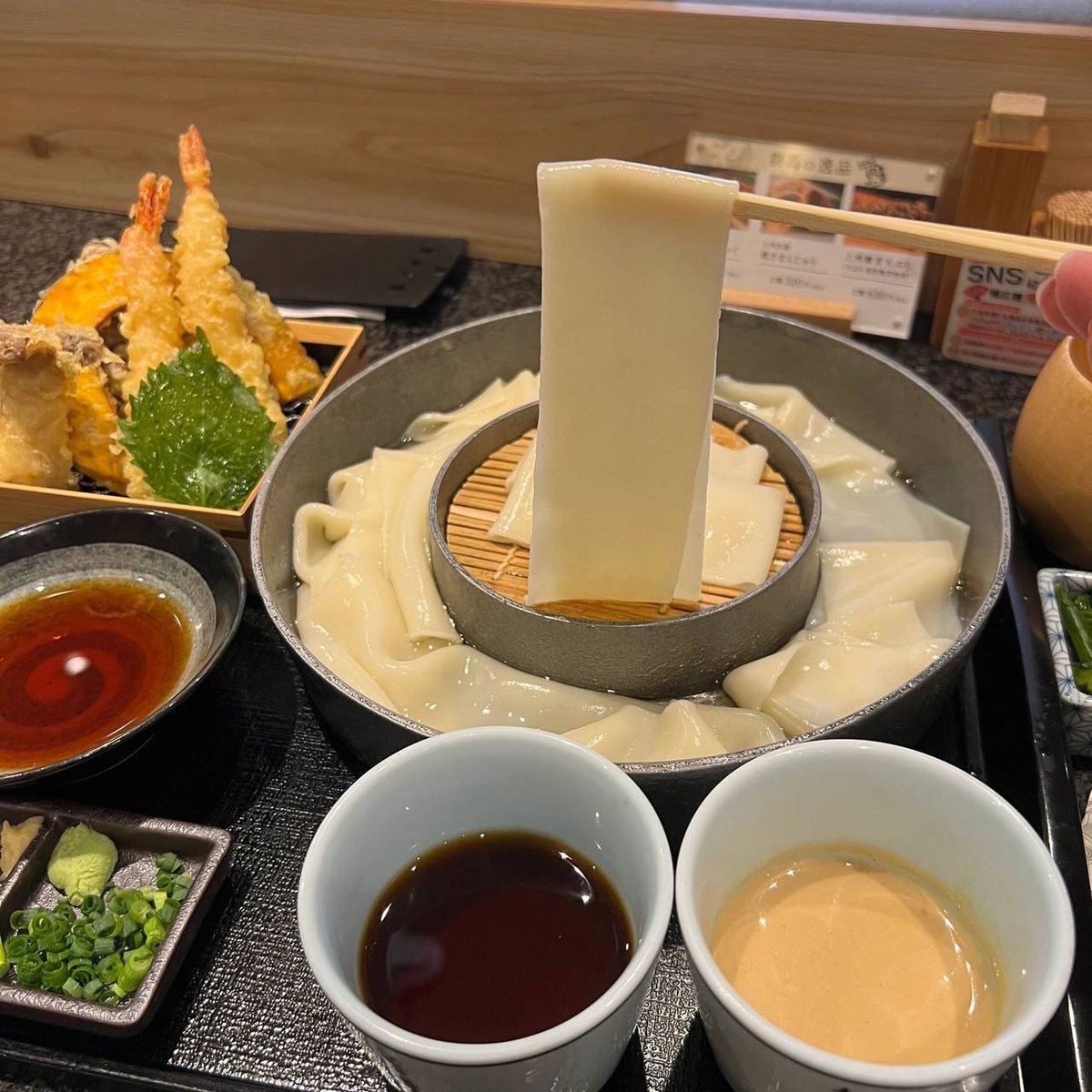 seftiherina's tweet photo. 銀座といううどんにはもう夢中だ|||銀座花山といううどんは120年の歴史がある
住所:東京都中央区銀座3丁目14−13
#東京[話題]##東京グルメ[話題]##ランチ #グルメ #京都グルメ #一人ランチ #おいしい https://t.co/UL6k6M02Dx