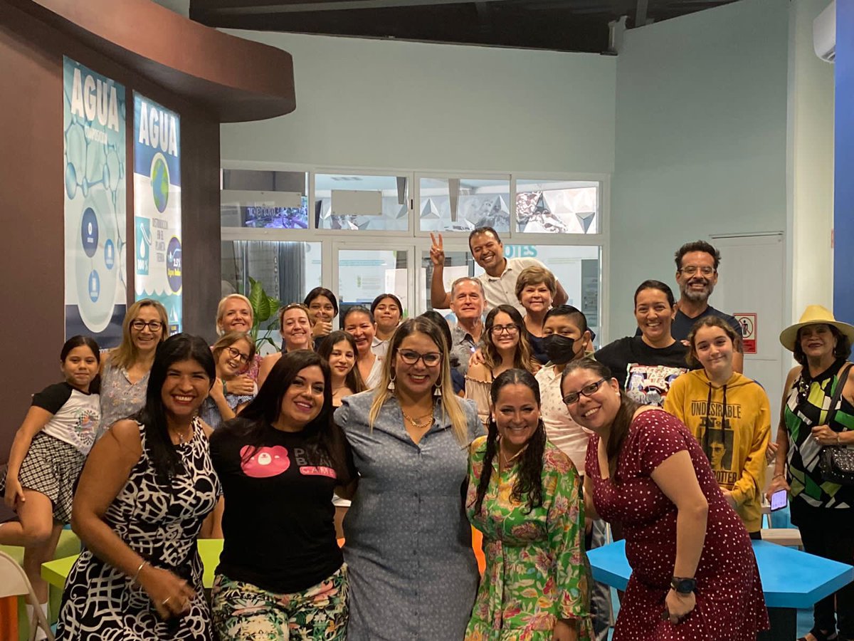 Isabel_pinkbear's tweet photo. Charla en @PlanetarioPlaya  con #mujeres #extraordinarias                      #PlayaDelCarmen  #videojuegos  #pinkbeargames https://t.co/PtET5K151p
