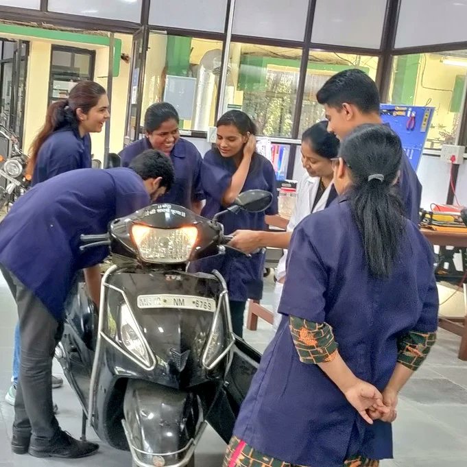 ProtoshopL's tweet image. Happy to have concluded the first wave of the Garage Series". We had a full house of enthusiastic women keen to learn how to work with hardware and fix their own scooter.

#workshops #Pune