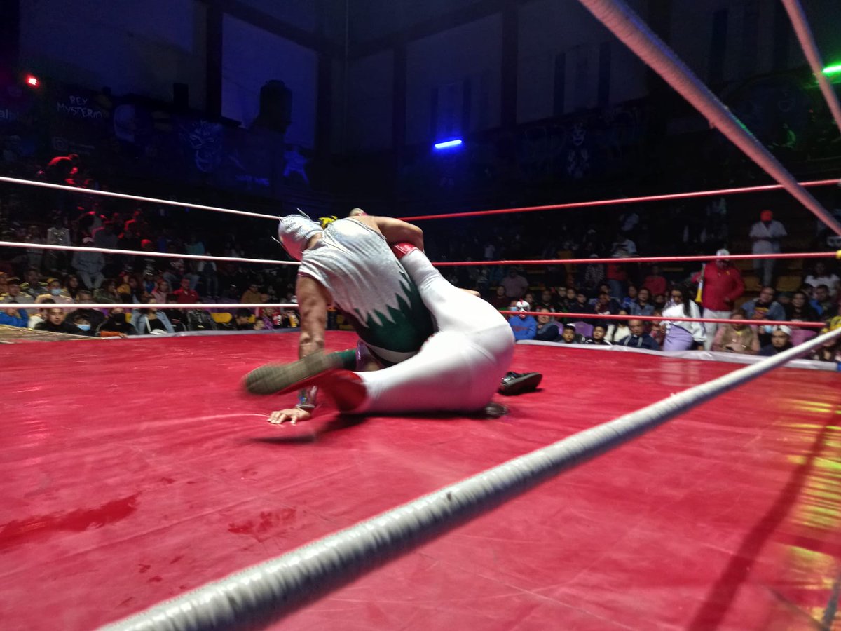LaTijeraLucha's tweet photo. En su presentación en la pletórica #ArenaNeza, la dupla de #Bionic y #LegendDragon se logra imponer a #MalaSangre y #Bulldog, en un constante intercambio de castigos y lances la dupla técnica da la campanada y se lleva la lucha en este sábado de #LocosXLaLucha... https://t.co/ukgIWYjIKk