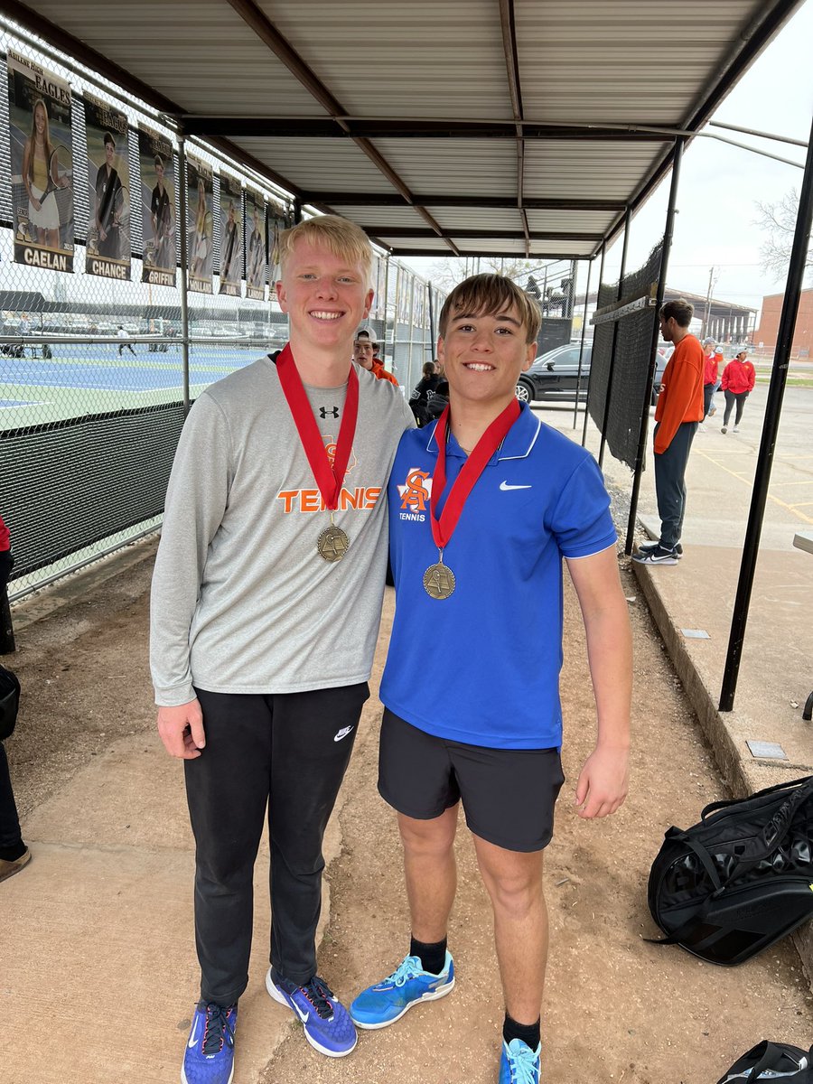 A couple of early mornings &amp; cold weather couldn’t stop the grind! We’re so proud of how our players competed over the last two days in the Abilene Cooper Tourney!Congrats to our team for placing 3rd in team standings &amp; congrats to those who medaled! Total team effort! #Sic’em🎾