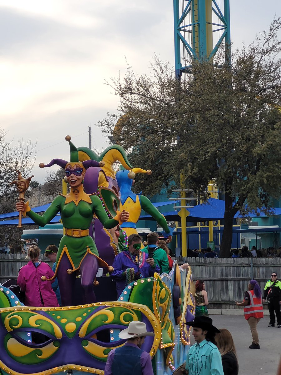 acesouthcentral's tweet photo. ACE #FiestaFest 2023 attendees got to ride the @SF_FiestaTexas Mardi Gras parade floats & toss out beads earlier this evening! #RideWithACE #FloatWithACE @aceonlineorg https://t.co/iDxC602q0i