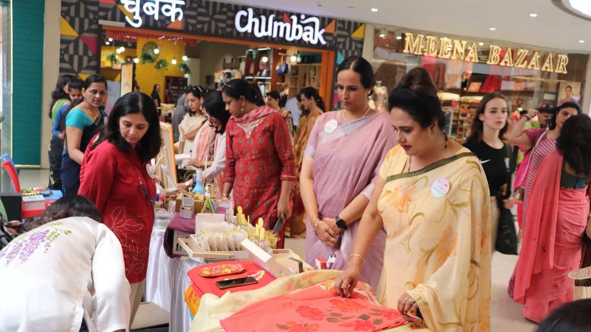 IaSouthern's tweet image. Two day Exhibition cum Sale titled ‘Dakshini Darpan’ showcasing handicraft &amp;amp; art by budding entrepreneurs of Southern Star #AWWA was organised at #PhoenixMarketCity under expert guidance of Ex-officio Regional President AWWA, Mrs Subeena Arora. The event evoked immense response