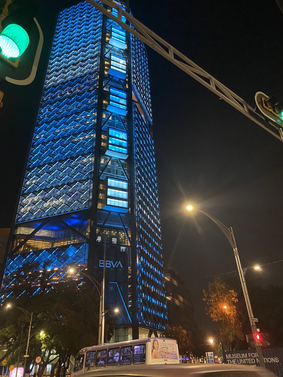 MemoMoSo's tweet photo. Alguien avísele a @BBVA_Mex que hay crisis energética en el mundo https://t.co/v7dBOtSi1Y