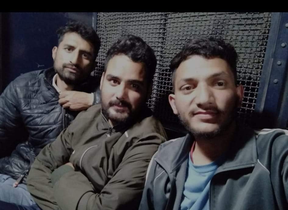 LusunTodariyaUK's tweet photo. आबाद रहेंगे वीराने शादाब रहेंगी ज़ंजीरें
जब तक दीवाने ज़िंदा हैं फूलेंगी फलेंगी ज़ंजीरें
#UKCBI

#devbhoomi_demand_CBI

#cbi_for_uk_recruitment_scam

#उत्तराखंड_मांगे_सीबीआई https://t.co/1wF7JL2A8t