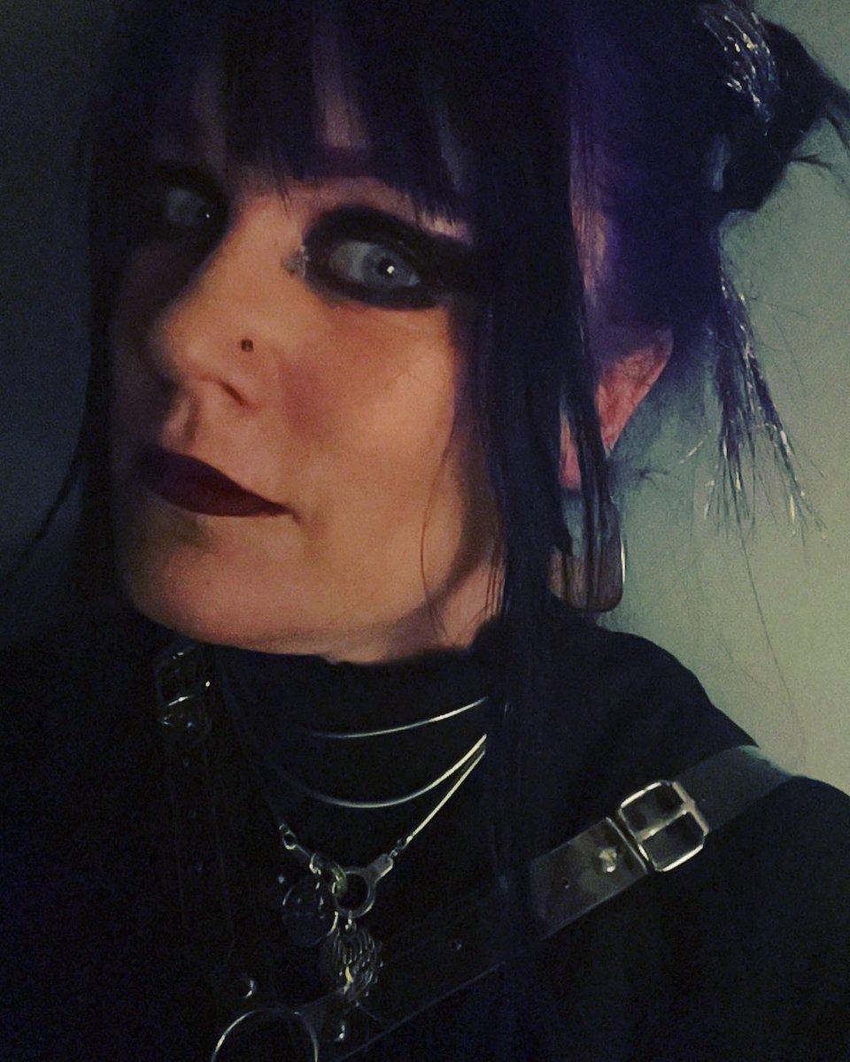 MsSwank's tweet photo. Not a shrinking violet this month - heading to #spellboundindy 🌚 🦇 🖤 https://t.co/7ghXggJ8G6