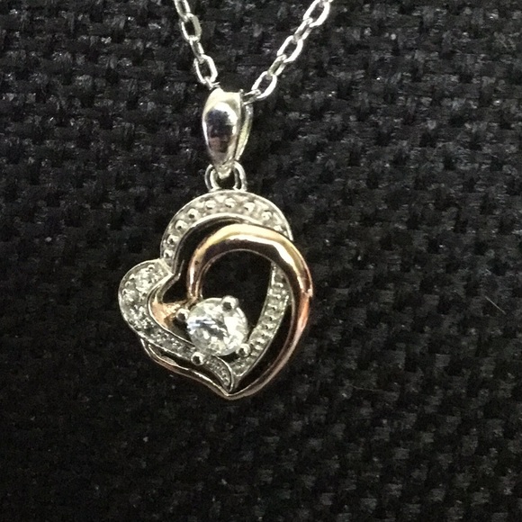fayepaschall's tweet photo. So good I had to share! Check out all the items I'm loving on @Poshmarkapp from @CarolWoodyard #poshmark #fashion #style #shopmycloset #vip #laundrybydesign #jeuliajewelry: https://t.co/iHWtbDqd7T https://t.co/xvZTw57lAQ