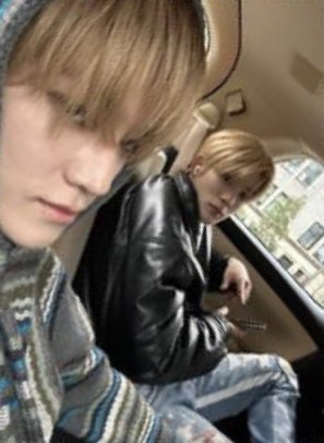 แล้วรูปนี้คือแจฮยอนมีได้ไง เพราะมือถือแจฮยอนก็อยู่ในมือ หรือเห็นแทยงถ่ายแล้วแจฮยอนบอกให้ส่งมาหรอ ผมจะเอาไปลงสตอรี่ครับพี่ ให้ชาวโลกรับรู้ 😭😭