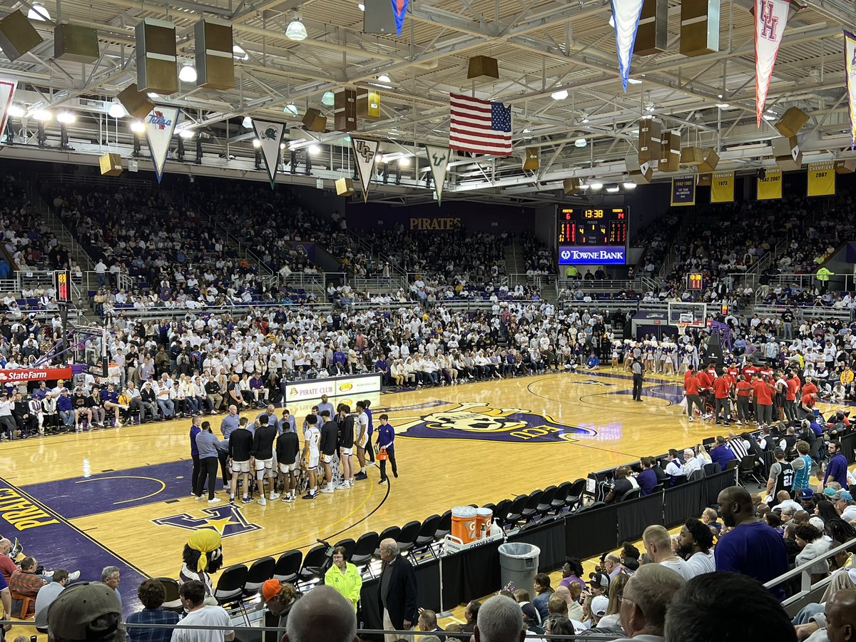 FX4Brave's tweet photo. Got the chance to see the man himself (Mr. Kelvin Sampson) in action in his home state. @ecubasketball vs @UHCougarMBK @lumbeetribencgov #proudnative @kellenmsampson @ecubasketball https://t.co/eEBGMbKlfv
