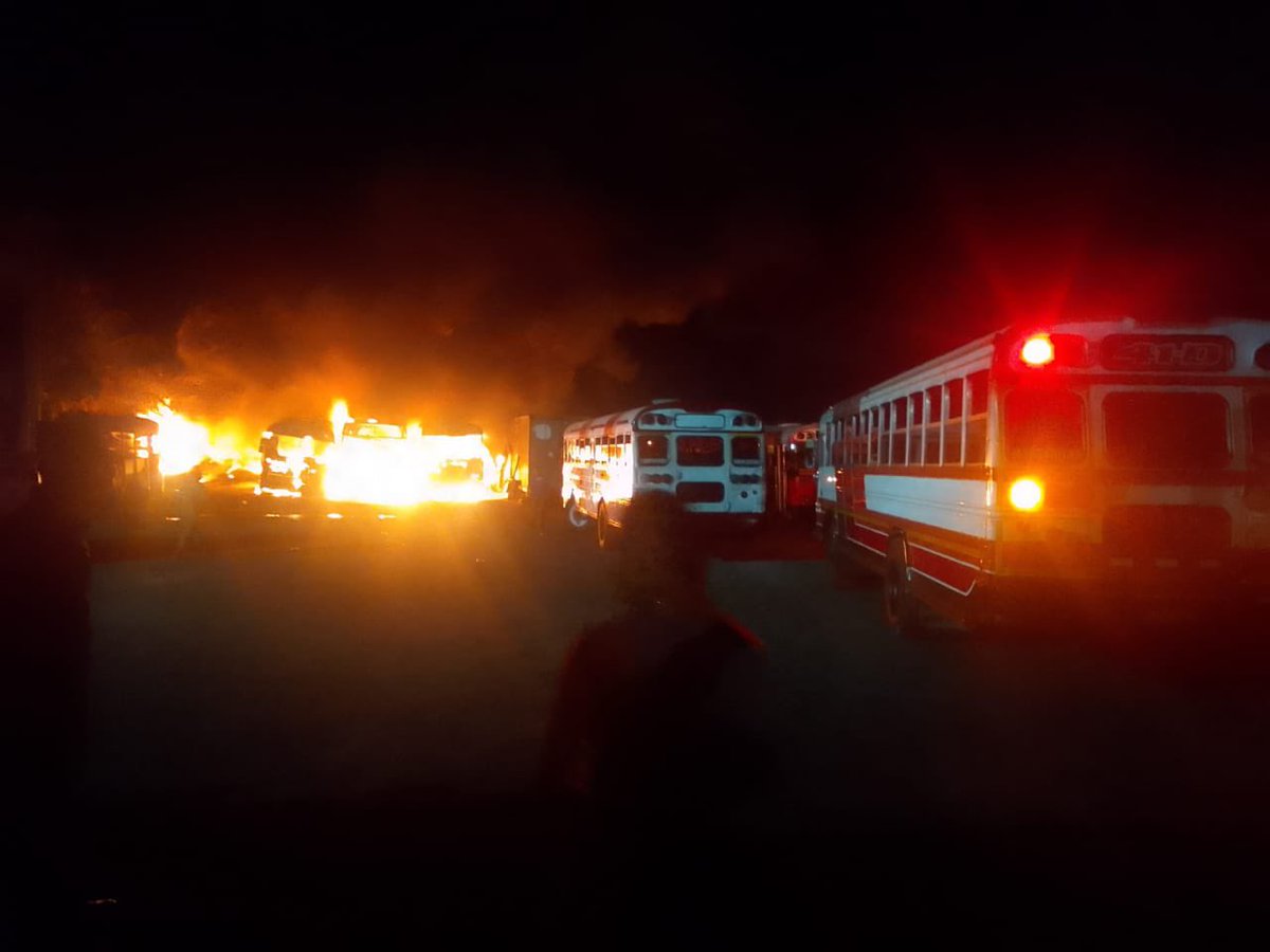 alertanoti's tweet photo. #ULTIMAHORA
INCENDIO CONSUME FLOTA DE AUTOBUSES DE LA RUTA 41-D, EN SOYAPANGO

El Cuerpo de @BomberosSV sofoca un fuerte incendio en el parqueo de los buses de la ruta 41-D. Sector de la colonia San Francisco, calle antigua a Tonacatepeque.

Información #EnDesarrollo https://t.co/7g3w2cZwYZ