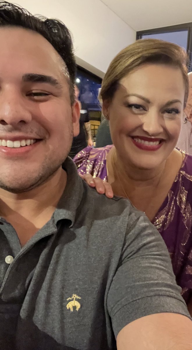 creecher28's tweet photo. Hello, #CarrieUnderwood twitter pals! Meet @ashleybrown9 THE understudy for our QUEEN from #SoundOfMusicLive 💕💕 She confirmed what we all know… @carrieunderwood is a singing LEGEND! And let me tell you Miss Ashley can SING! Show her some love! #BaltSymphony #CareBears 💎👖 https://t.co/Qel6UxqIKR