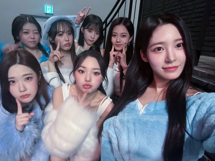CSYNEWS's tweet photo. 📰 #NEWS | The first "The Next: K-pop Girl Group' VR Battle" poll on Twitter has started, just click the "❤️" in the poll below! Please share so more people can vote

#클라씨 #CLASSy @M25_CLASSy https://t.co/ewNb5Z9caQ