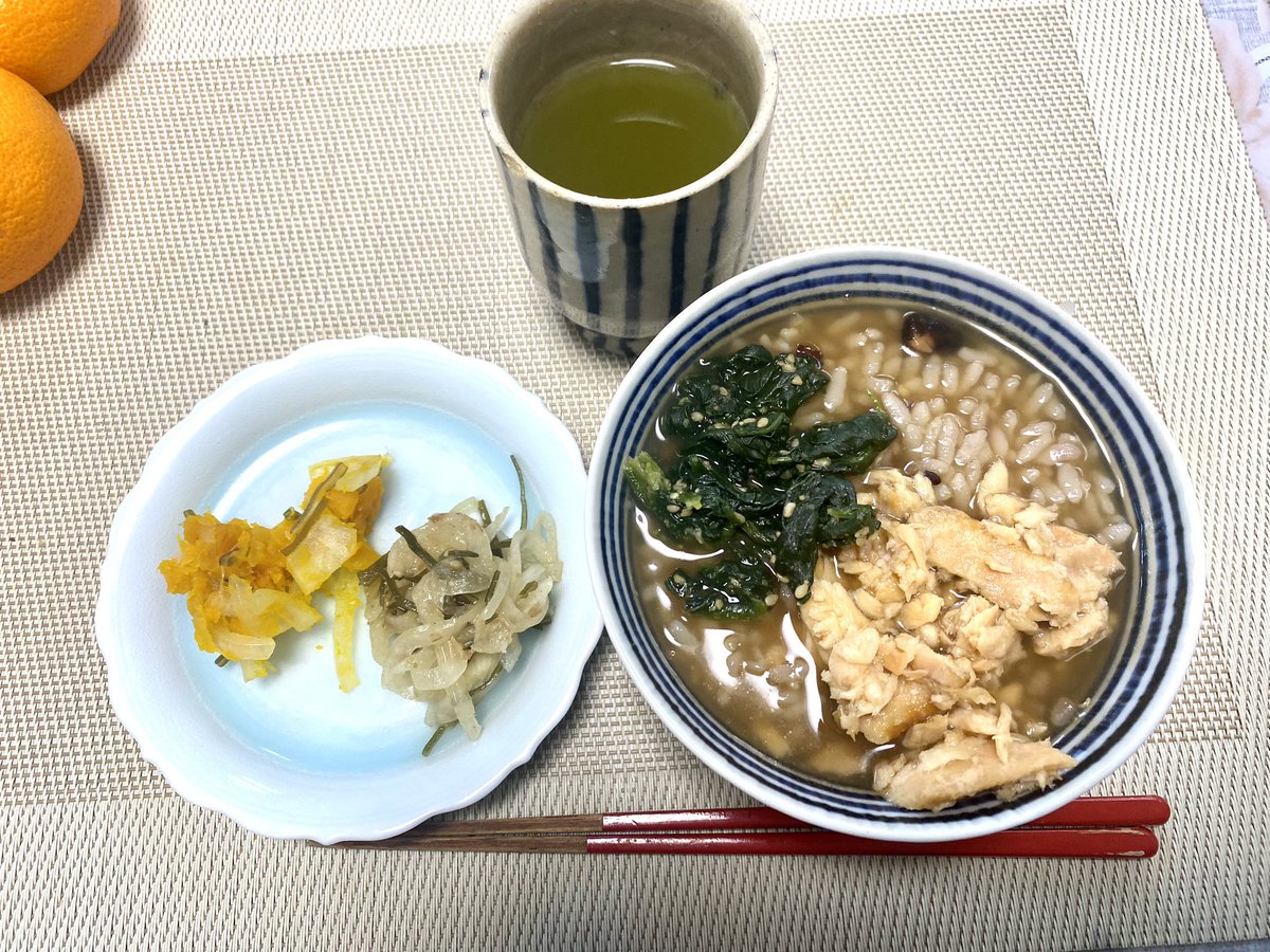 作ってあった麦茶を煮てなんちゃって茶粥…。
何もする気起きない。
天気いいのにね https://t.co/u0LJZLQ3Sf