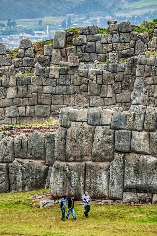 Sacsayhuaman.
Large fortress and temple complex by the Inca culture in the hill above Cusco, Peru. https://t.co/yAtV6jaEwr