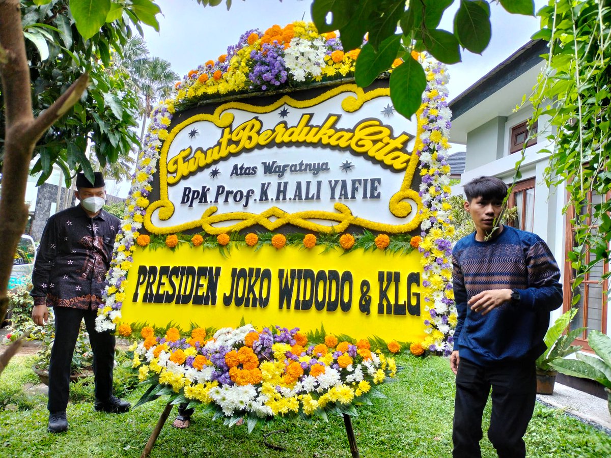 Suasana rumah duka Rais Aam PBNU masa khidmah 1991-1992 dan Ketua MUI Pusat 1990-2000 KH Ali Yafie yang menghembuskan nafas terakhir di RS Premier Bintaro, Tangerang Selatan, Banten, pada Sabtu (25/2/2023) pukul 22.13 WIB.

#NahdlatulUlama #NUOnline #NUBerduka
