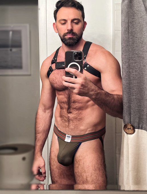 Saturday night plans? https://t.co/91s8zSqeEW