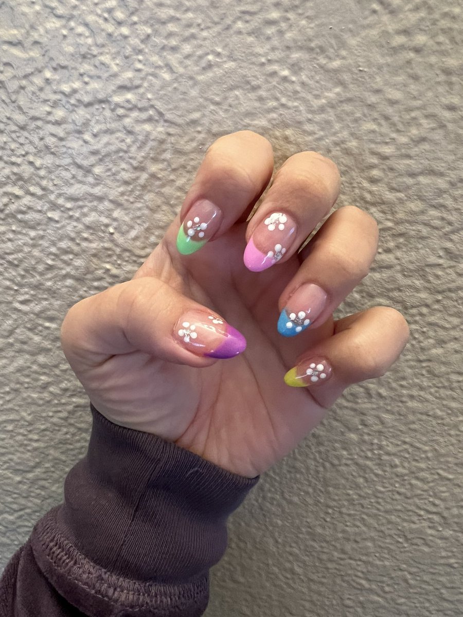 AmandaRomeWest's tweet image. #nails this month! So cute right??? #springtheme #flowers #frenchmanicure #gelxnails