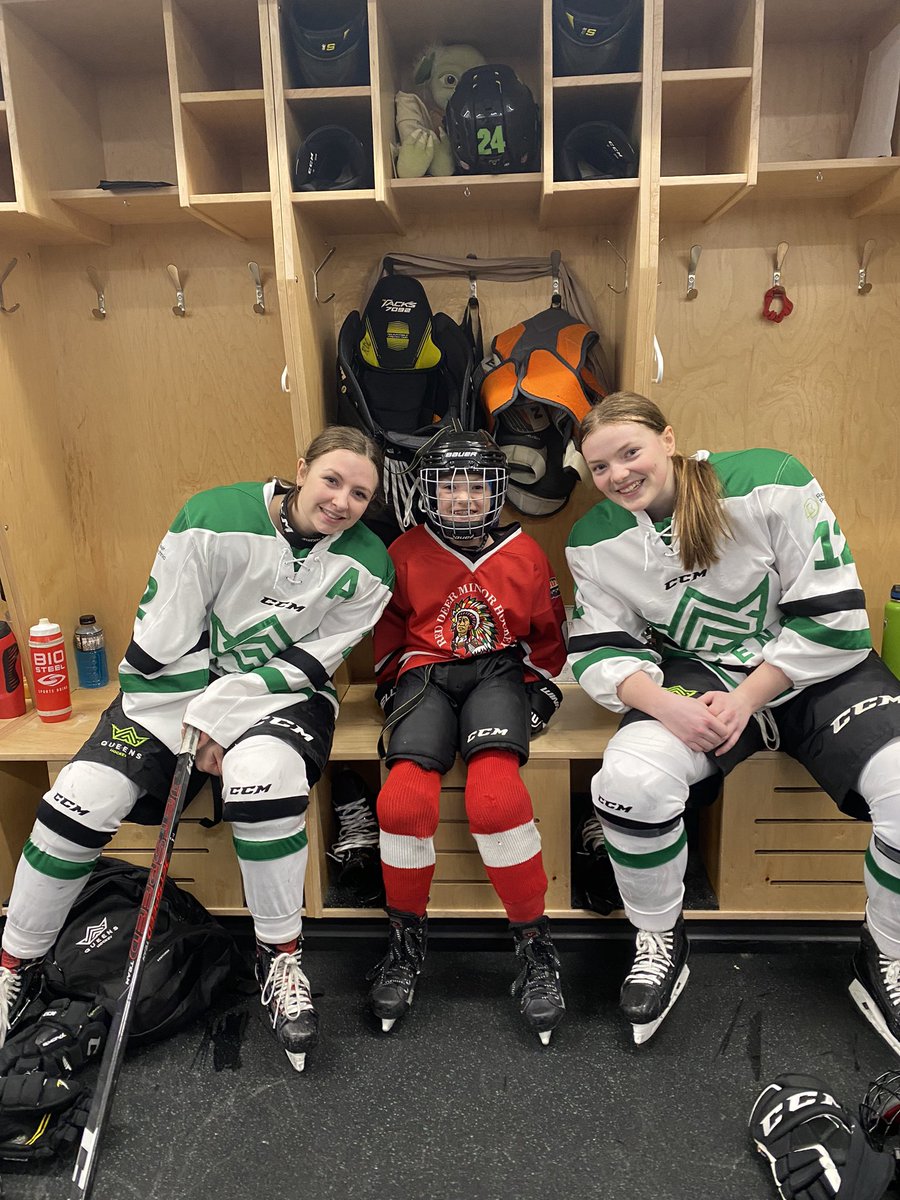 RDPQueensHockey's tweet photo. BIG THANK YOU to our twin honorary captains of the night! You girls did a great job tonight and we hope you enjoyed yourselves! ๐๐ #FutureQueens https://t.co/buE8jtiqpq