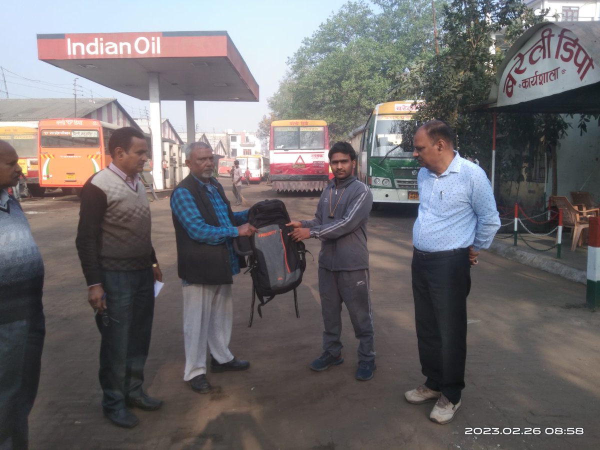 बरेली डिपो की वाहन संख्या UP77AN 2077 में एक यात्री का बैग और कुछ सामान रह गया था,वह सामान धामपुर के एक यात्री का था जिसको चालक श्री महिपाल ने आज यात्री को सुरक्षित वापस किया।