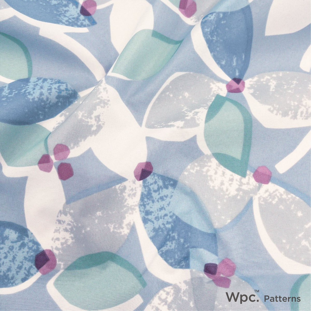 Wpc_Patterns's tweet image. #Wpcpatterns 人気のハンカチに、切り絵のような花びらモチーフがかわいい「ペタル」が仲間入り🌼
ペタルのカラーバリエーションは決まるまでに20パターン以上の配色アイデアを出していました🖌
この柄に限らず一つのデザインでもさまざまなアプローチで検討を重ねて商品化されています⭕️
#wpc