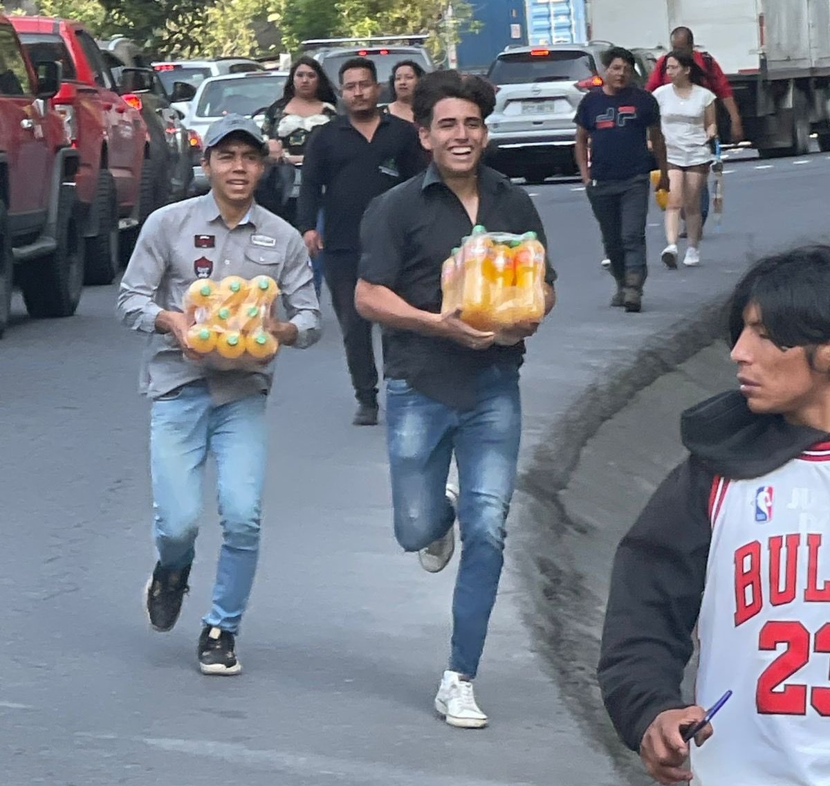 Mano_Hostil's tweet photo. Hay un accidente, y la gente opta por robarse el producto. Esa gente vota, y esa misma gente pide mejores gobernantes. Pueblo de mierda. País de imbéciles. https://t.co/eEGC8C7wVX