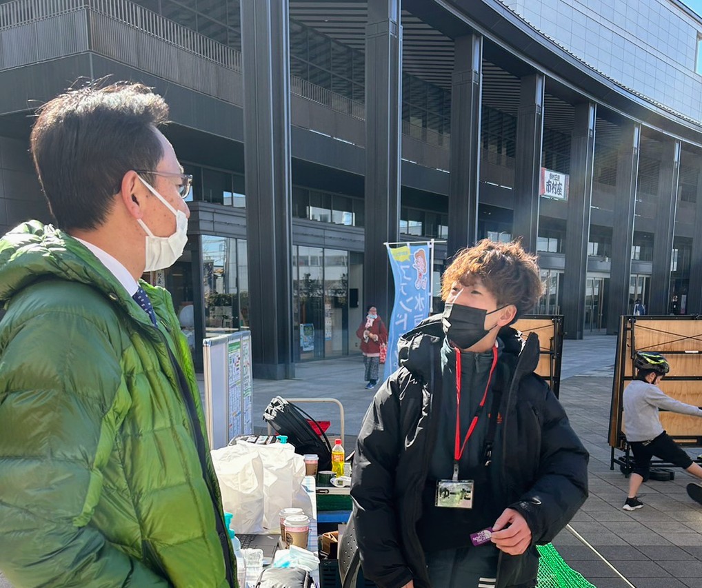 Kenji_Fukaya's tweet photo. 川越市ウニクス川越のイベント広場にて開催された「親子で行う子供向けスケートボード教室」へ。企画運営された皆さんの熱意に触れ、川越市での開催に向けて応援してまいりました。多くのお子さん達で盛り上がっており本当に良かったです。
ハイボルテージ・スケートボーディングの「ゆーた」さんと！ https://t.co/vrzCD7TiRF
