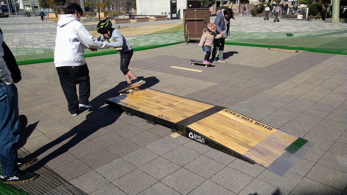 Kenji_Fukaya's tweet photo. 川越市ウニクス川越のイベント広場にて開催された「親子で行う子供向けスケートボード教室」へ。企画運営された皆さんの熱意に触れ、川越市での開催に向けて応援してまいりました。多くのお子さん達で盛り上がっており本当に良かったです。
ハイボルテージ・スケートボーディングの「ゆーた」さんと！ https://t.co/vrzCD7TiRF