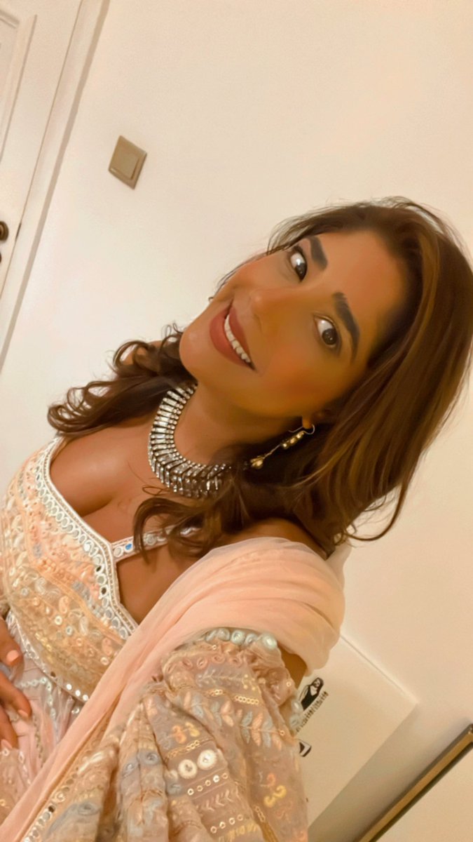 artbyamrita's tweet photo. "From India 🇮🇳to Kenya 🇰🇪back to #India, I'm proud of my roots and the vibrant culture that runs through my veins for generations. Being in Mumbai last few days reminds me of the beauty and inspiration this rich culture 🇮🇳. Embracing my Indian heritage and all it has to offer. https://t.co/bbycIyimsg